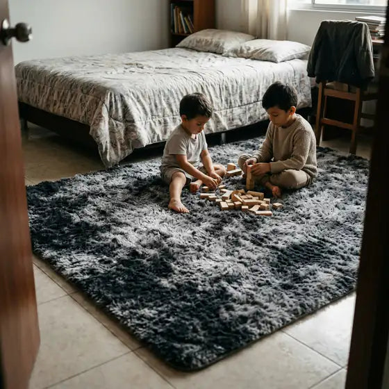 Dos niños jugando con bloques sobre la alfombra Nuvella