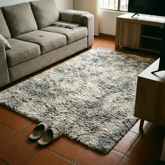 La alfombra Nuvella entre un sofá y el mueble del televisor